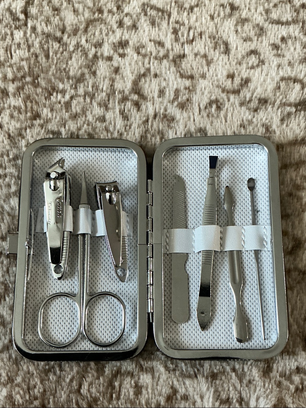 Checker Pattern Case with 8-piece manicure and pedicure grooming kit set. - Picture 2 of 3